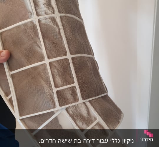 מסנן אוויר מלוכלך עם אבק רב